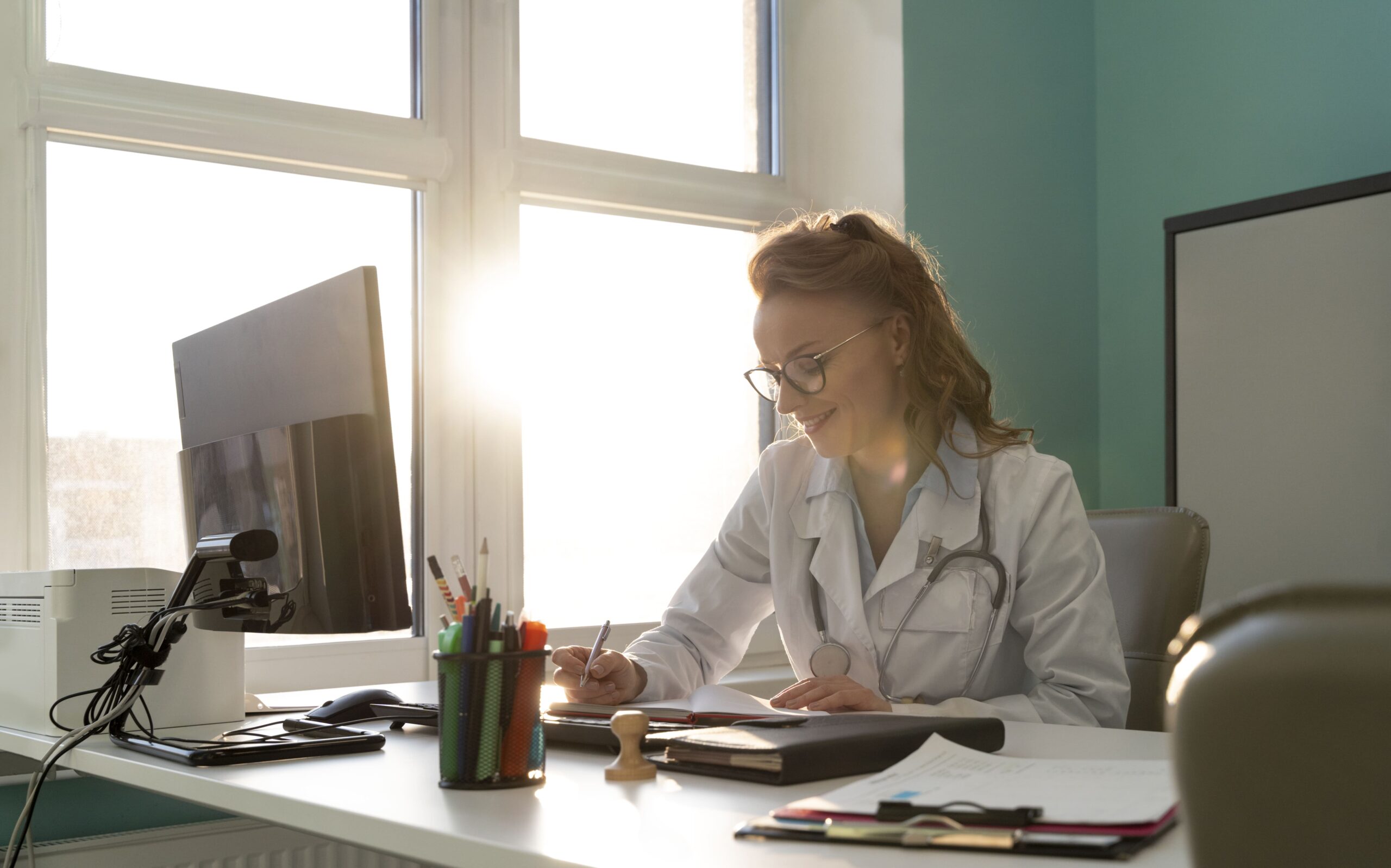 Entenda como a contabilidade para clínicas médicas pode otimizar sua gestão tributária, reduzindo impostos de forma eficaz.